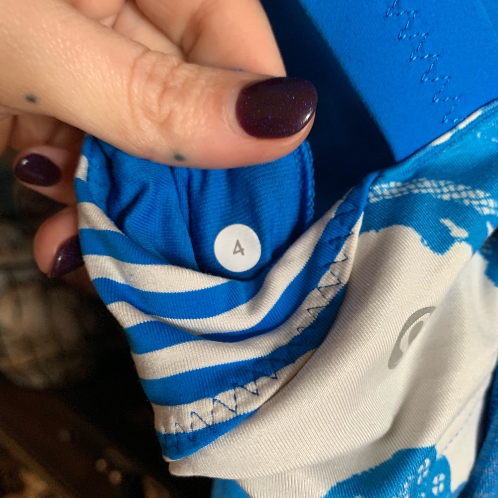 Lululemon Blue Floral Tank with Bra size 4 ๐๐๐ - Picture 7 of 7